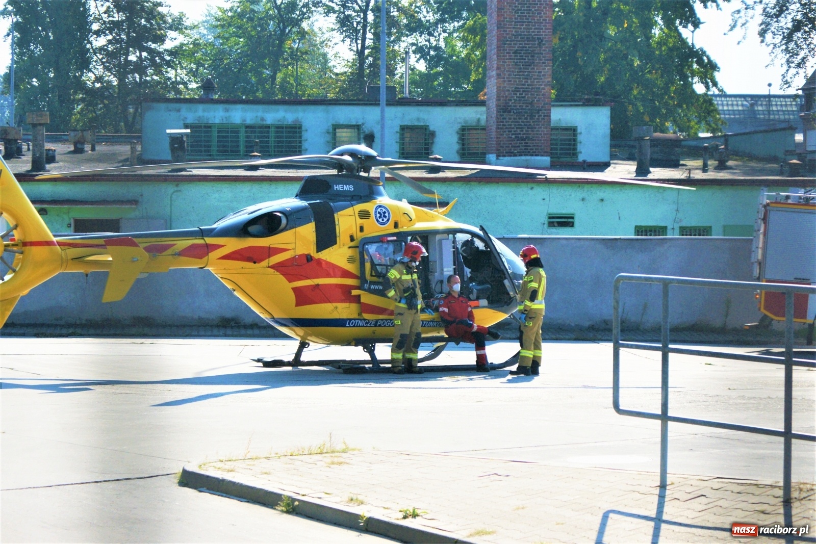 Zdjęcie w galerii na portalu naszraciborz.pl: Strażacka akcja w Kauflandzie. Wezwano Lotnicze Pogotowie Ratunkowe [FOTO i WIDEO] wiadomości z regionu