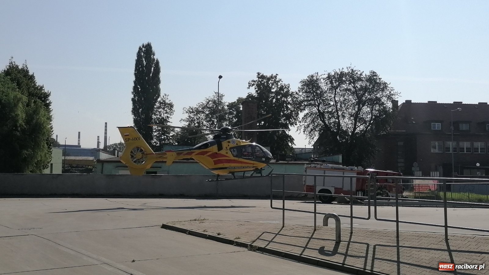 Zdjęcie w galerii na portalu naszraciborz.pl: Strażacka akcja w Kauflandzie. Wezwano Lotnicze Pogotowie Ratunkowe [FOTO i WIDEO] wiadomości z regionu