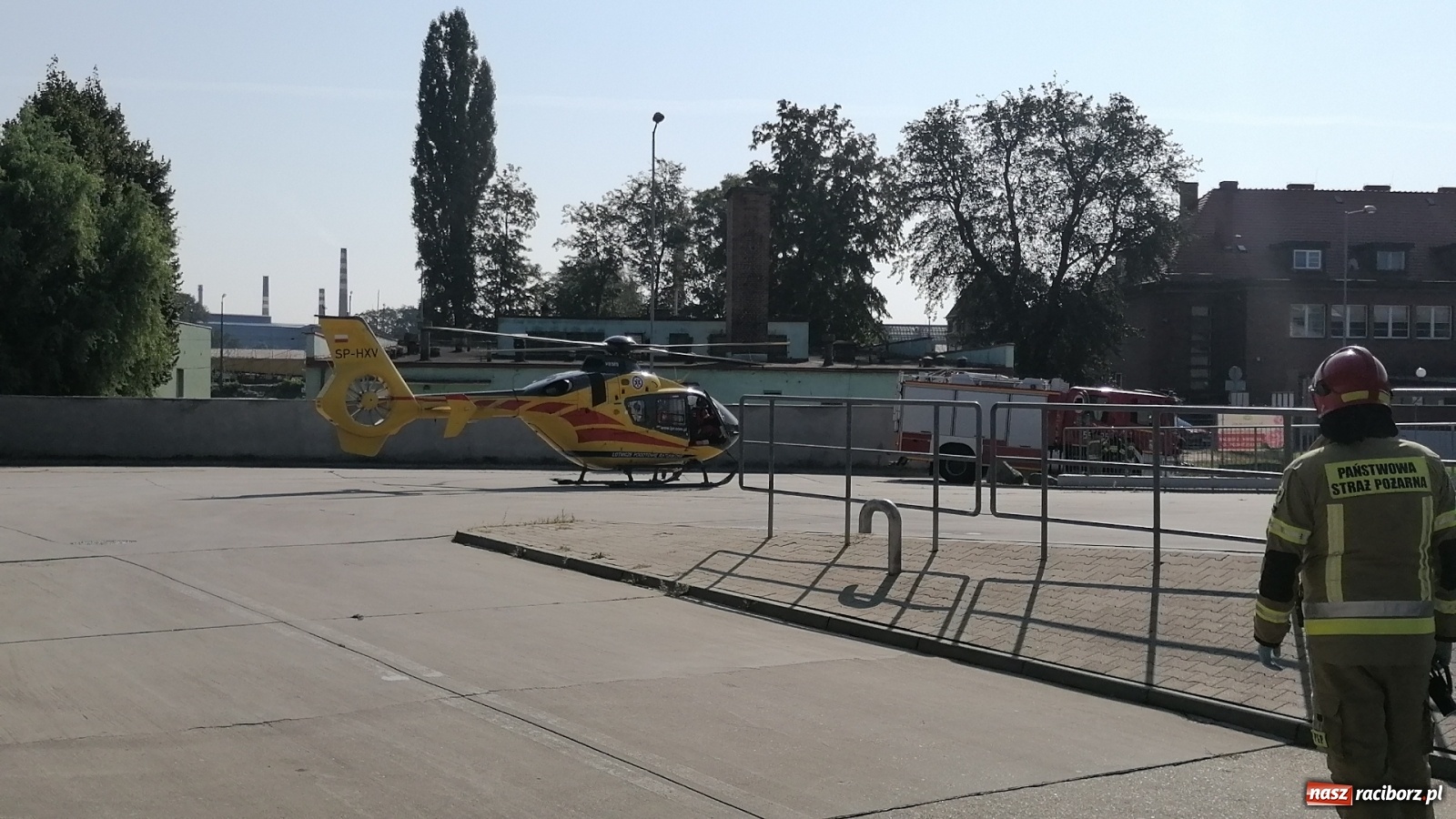 Zdjęcie w galerii na portalu naszraciborz.pl: Strażacka akcja w Kauflandzie. Wezwano Lotnicze Pogotowie Ratunkowe [FOTO i WIDEO] wiadomości z regionu