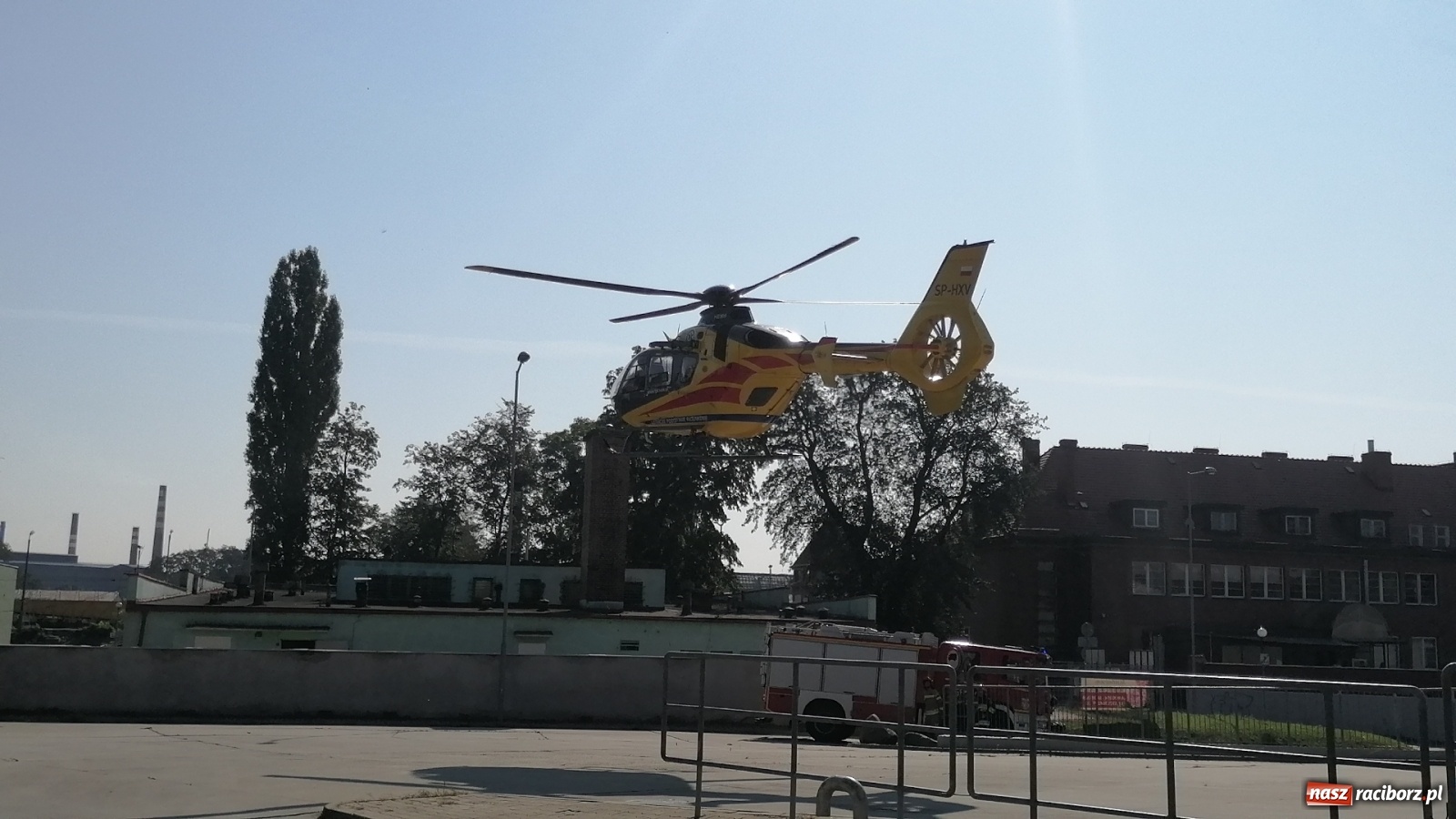 Zdjęcie w galerii na portalu naszraciborz.pl: Strażacka akcja w Kauflandzie. Wezwano Lotnicze Pogotowie Ratunkowe [FOTO i WIDEO] wiadomości z regionu