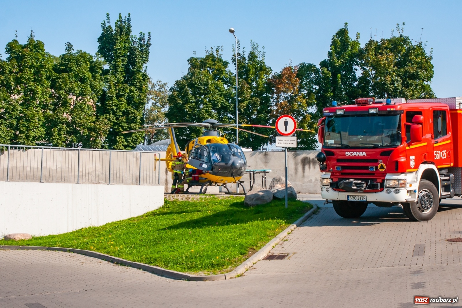 Zdjęcie w galerii na portalu naszraciborz.pl: Strażacka akcja w Kauflandzie. Wezwano Lotnicze Pogotowie Ratunkowe [FOTO i WIDEO] wiadomości z regionu