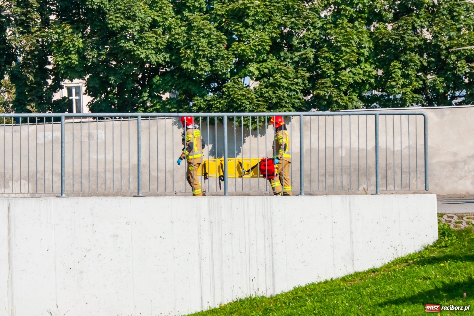 Zdjęcie w galerii na portalu naszraciborz.pl: Strażacka akcja w Kauflandzie. Wezwano Lotnicze Pogotowie Ratunkowe [FOTO i WIDEO] wiadomości z regionu