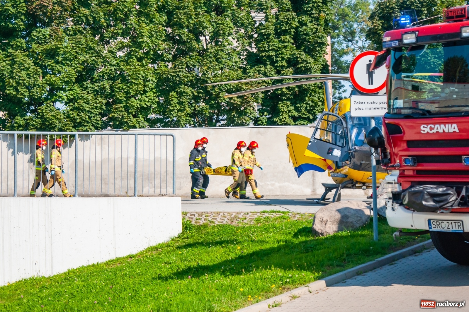 Zdjęcie w galerii na portalu naszraciborz.pl: Strażacka akcja w Kauflandzie. Wezwano Lotnicze Pogotowie Ratunkowe [FOTO i WIDEO] wiadomości z regionu