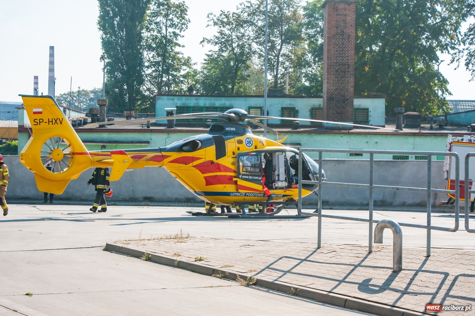 Zdjęcie w galerii na portalu naszraciborz.pl: Strażacka akcja w Kauflandzie. Wezwano Lotnicze Pogotowie Ratunkowe [FOTO i WIDEO] wiadomości z regionu