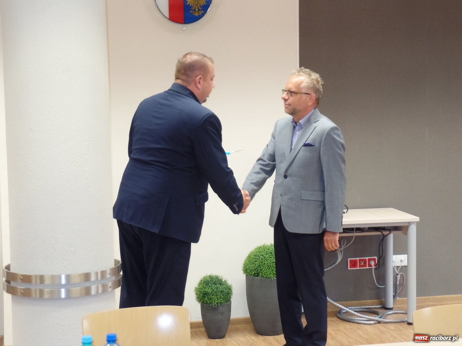 Zdjęcie w galerii na portalu naszraciborz.pl: Zarząd powiatu podziękował nadleśniczemu wiadomości z regionu