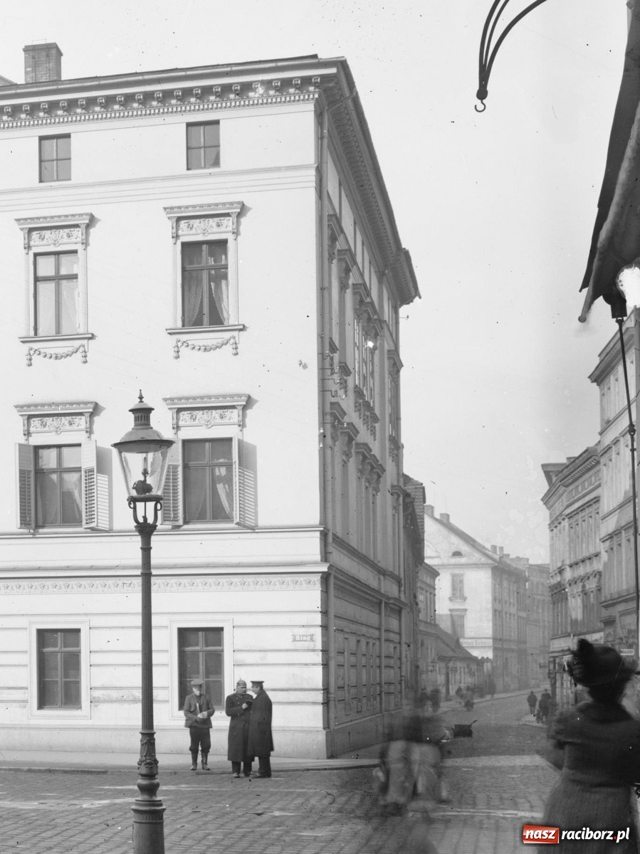 Zdjęcie w galerii na portalu naszraciborz.pl: Ulica Chopina wczoraj i dziś z nowym apartamentowcem wiadomości z regionu