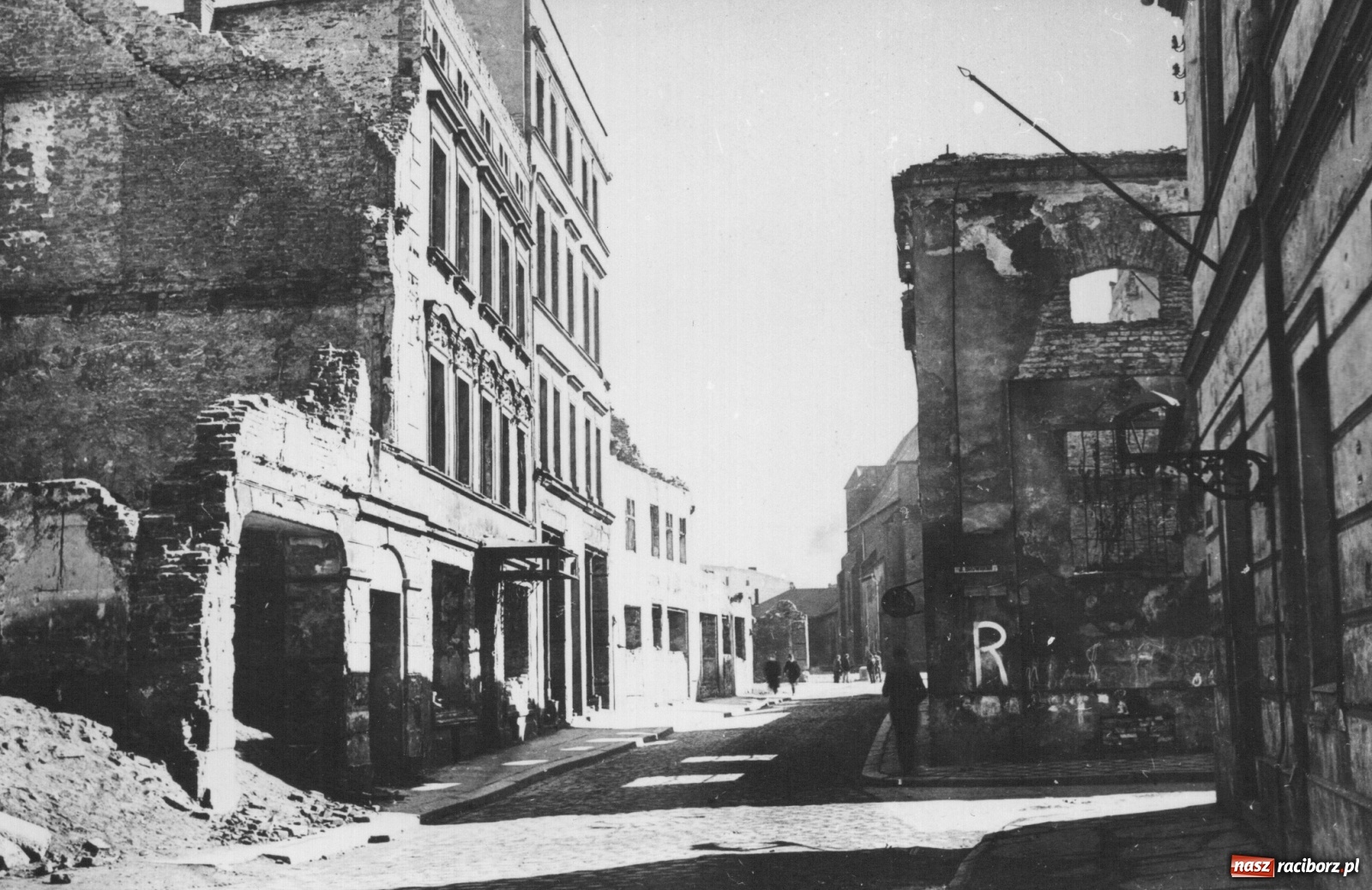 Zdjęcie w galerii na portalu naszraciborz.pl: Ulica Chopina wczoraj i dziś z nowym apartamentowcem wiadomości z regionu