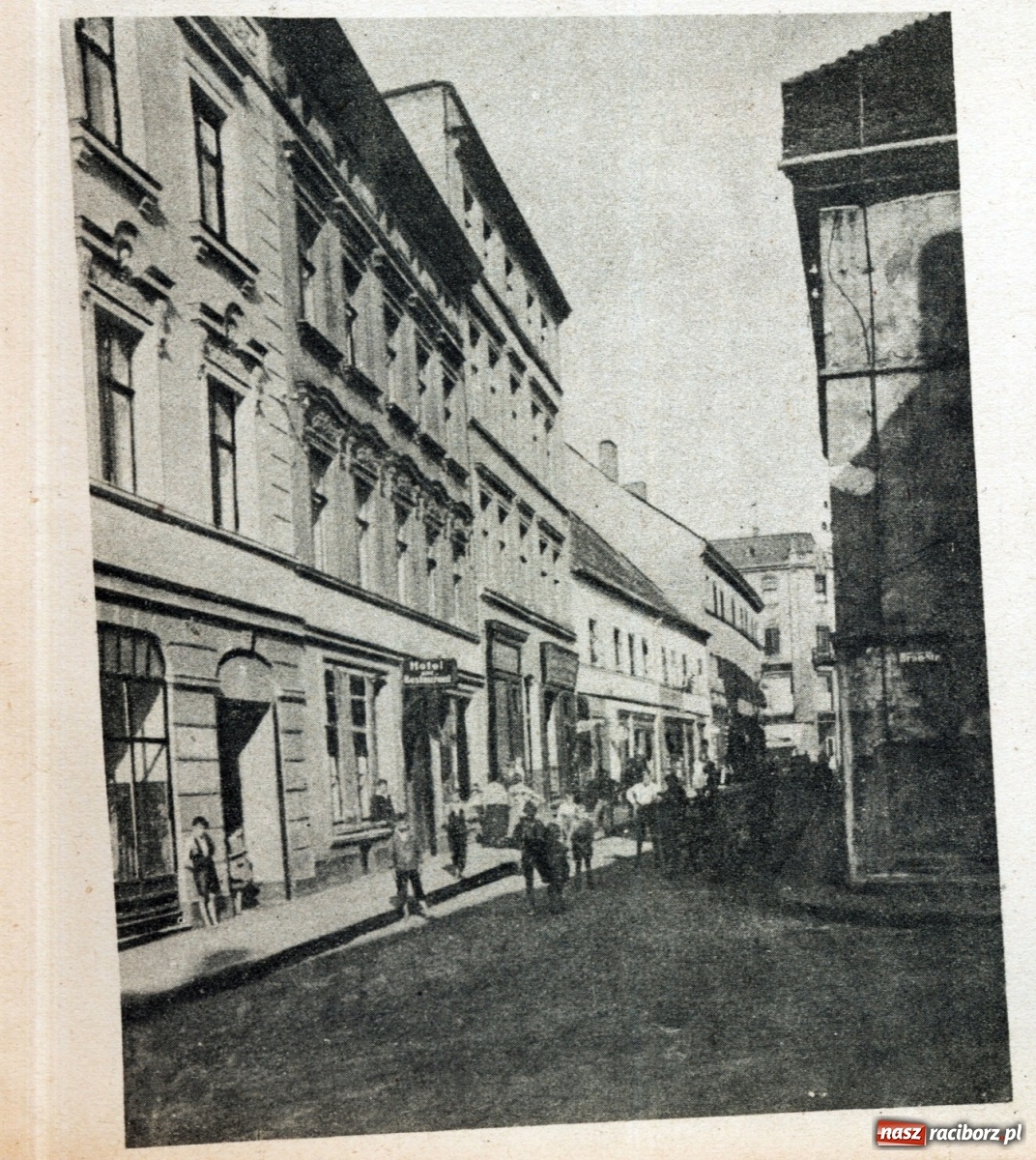 Zdjęcie w galerii na portalu naszraciborz.pl: Ulica Chopina wczoraj i dziś z nowym apartamentowcem wiadomości z regionu