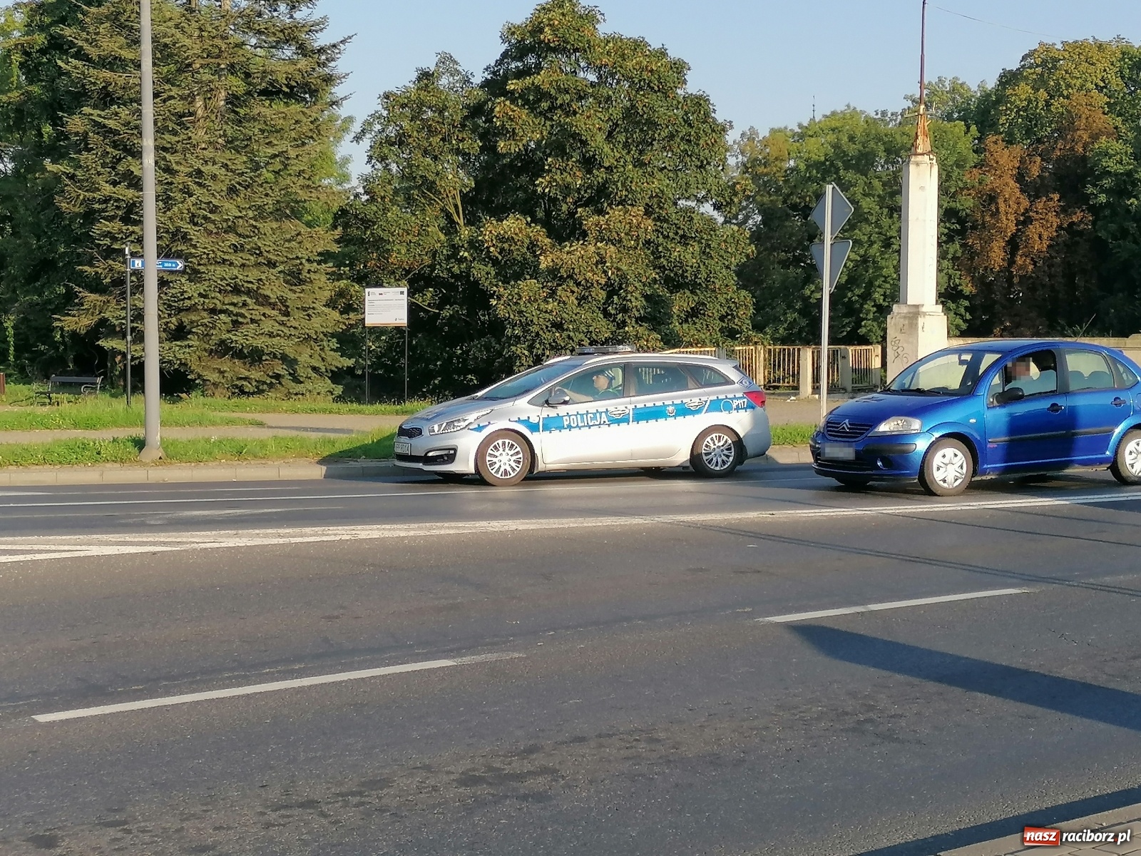 Zdjęcie w galerii na portalu naszraciborz.pl: Potrącenie na placu Mostowym. Sprawca zbiegł! wiadomości z regionu