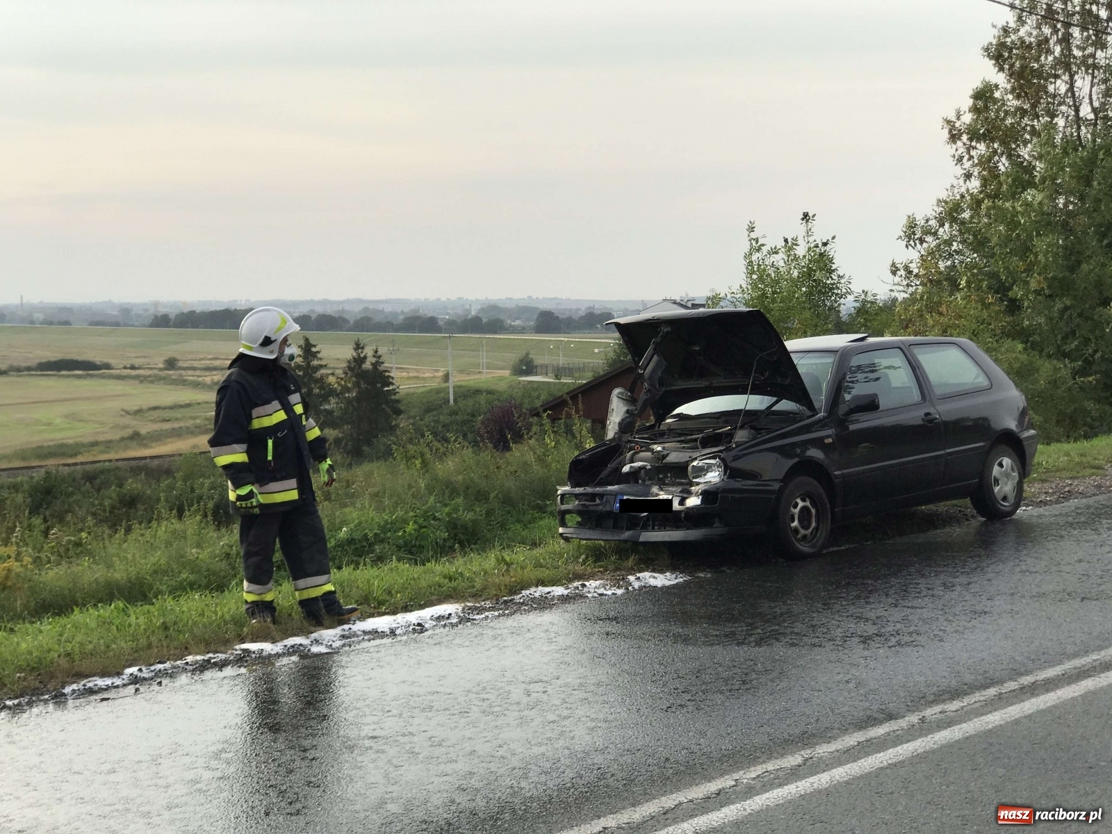 Zdjęcie w galerii na portalu naszraciborz.pl: VW Golf i BMW zderzyły się na Brzeskiej  wiadomości z regionu