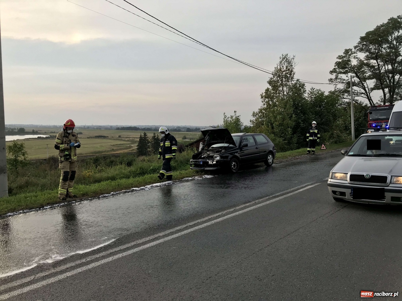 Zdjęcie w galerii na portalu naszraciborz.pl: VW Golf i BMW zderzyły się na Brzeskiej  wiadomości z regionu