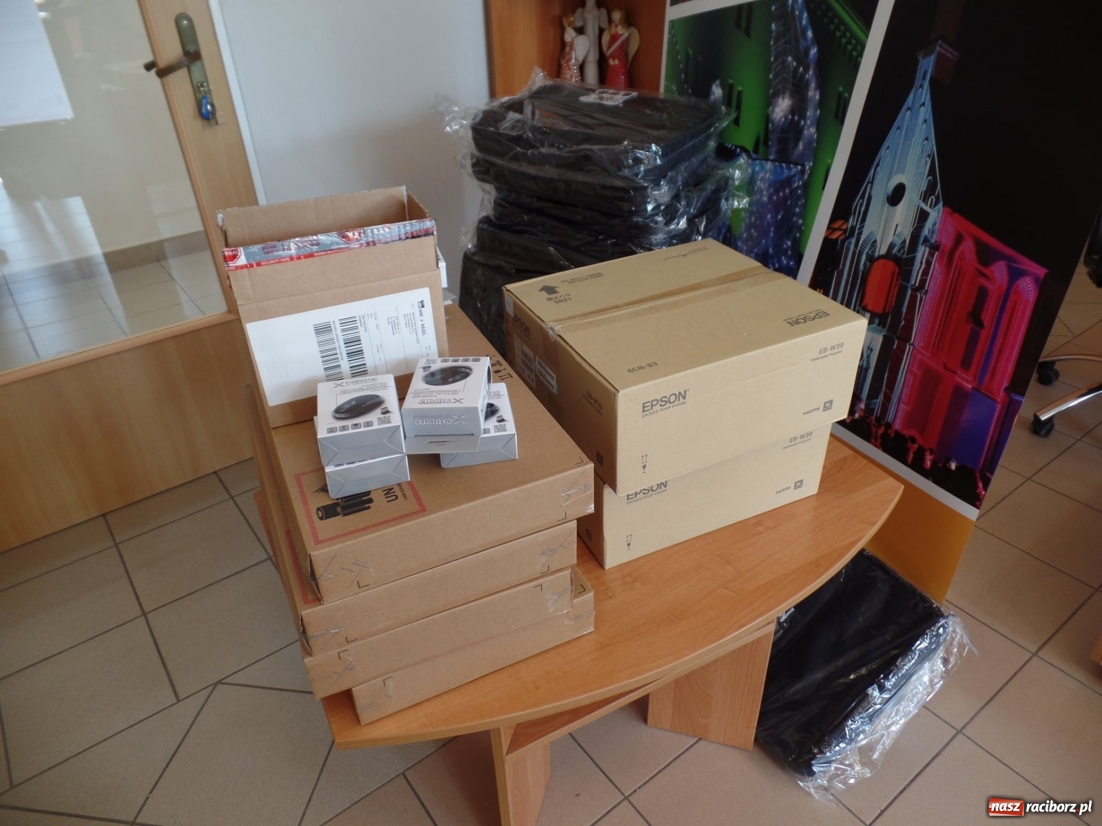 Zdjęcie w galerii na portalu naszraciborz.pl: Do placówki opiekuńczej w Pogrzebieniu trafiły pomoce naukowe wiadomości z regionu