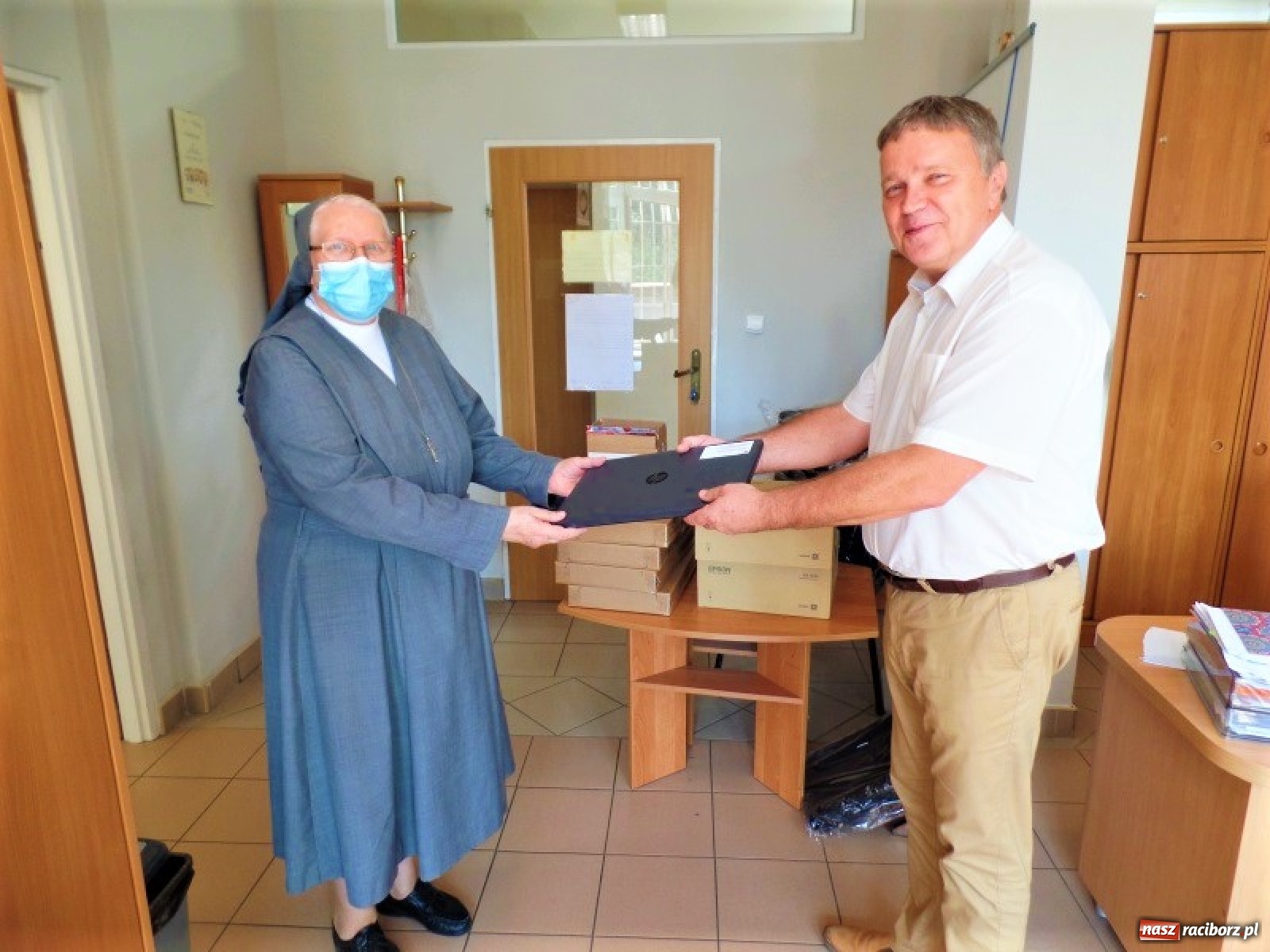 Zdjęcie w galerii na portalu naszraciborz.pl: Do placówki opiekuńczej w Pogrzebieniu trafiły pomoce naukowe wiadomości z regionu