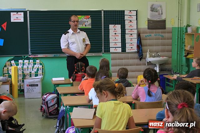 Zdjęcie w galerii na portalu naszraciborz.pl: Strażnicy miejscy uczą pierwszaków wiadomości z regionu