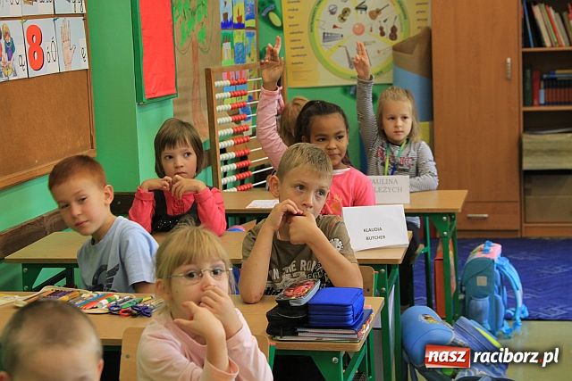 Zdjęcie w galerii na portalu naszraciborz.pl: Strażnicy miejscy uczą pierwszaków wiadomości z regionu