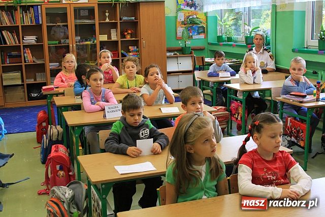 Zdjęcie w galerii na portalu naszraciborz.pl: Strażnicy miejscy uczą pierwszaków wiadomości z regionu