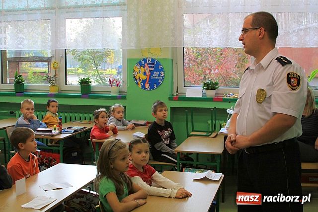 Zdjęcie w galerii na portalu naszraciborz.pl: Strażnicy miejscy uczą pierwszaków wiadomości z regionu