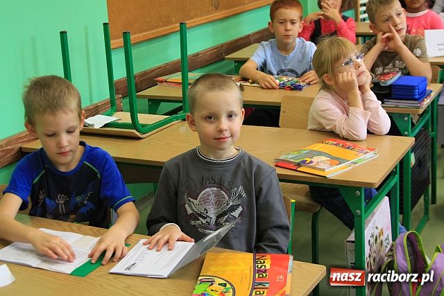 Zdjęcie w galerii na portalu naszraciborz.pl: Strażnicy miejscy uczą pierwszaków wiadomości z regionu