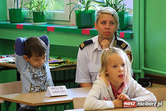 Zdjęcie w galerii na portalu naszraciborz.pl: Strażnicy miejscy uczą pierwszaków wiadomości z regionu