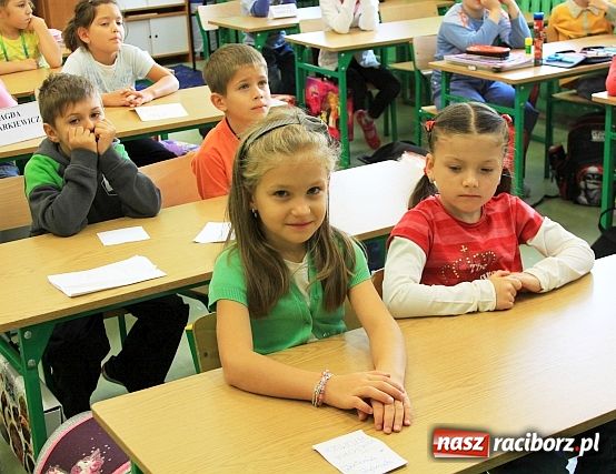 Zdjęcie w galerii na portalu naszraciborz.pl: Strażnicy miejscy uczą pierwszaków wiadomości z regionu