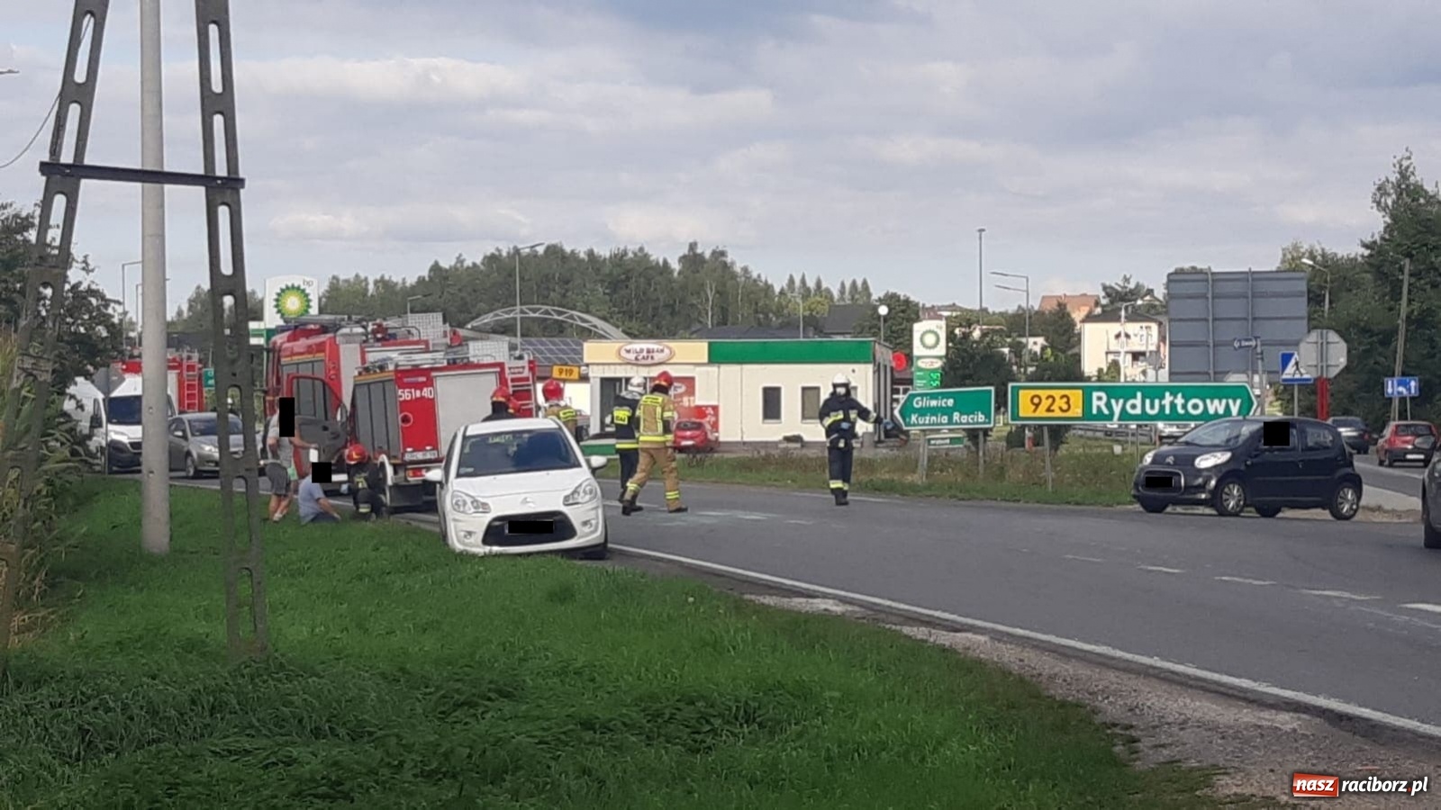 Zdjęcie w galerii na portalu naszraciborz.pl: Zderzenie citroena i renault na Gliwickiej [FOTO] wiadomości z regionu