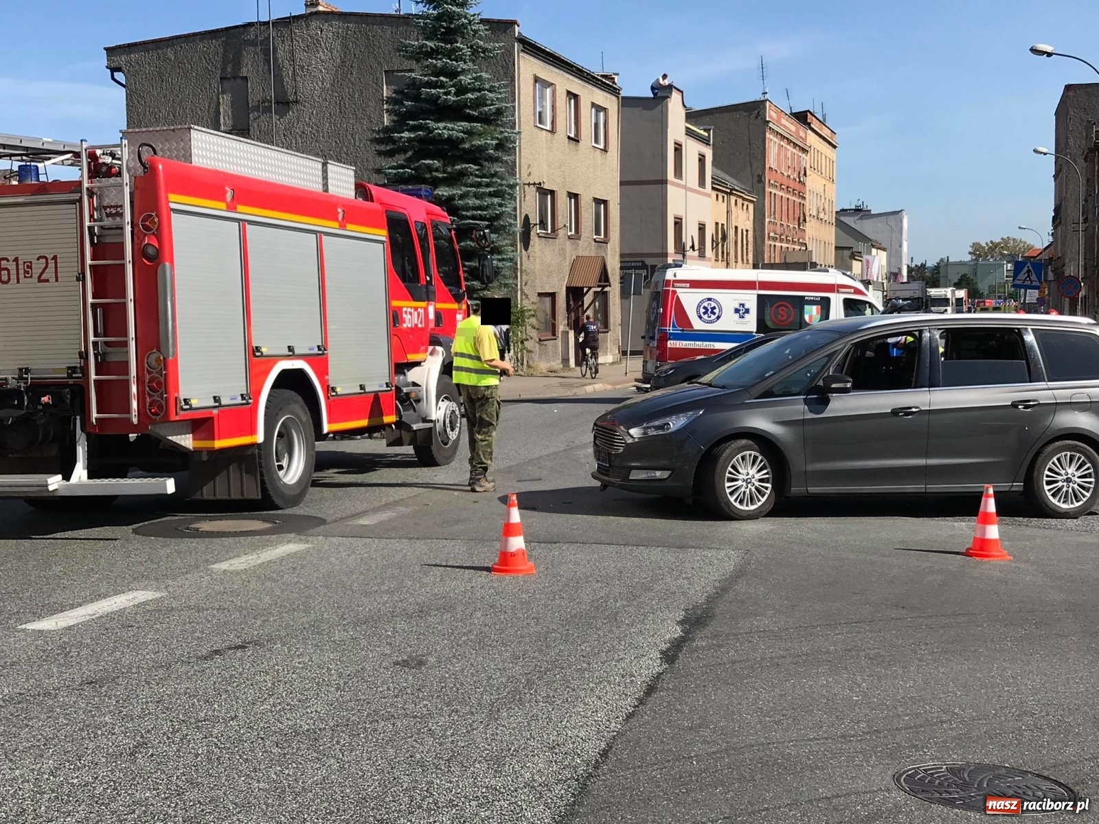 Zdjęcie w galerii na portalu naszraciborz.pl: Zderzenie motocykla z fordem na Głubczyckiej [FOTO] wiadomości z regionu