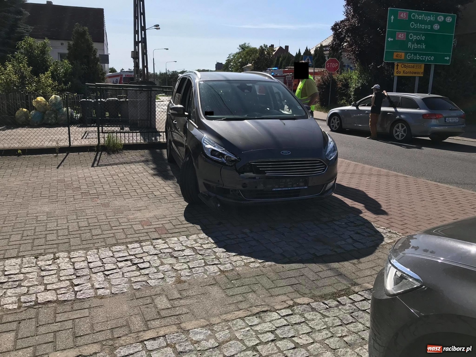 Zdjęcie w galerii na portalu naszraciborz.pl: Zderzenie motocykla z fordem na Głubczyckiej [FOTO] wiadomości z regionu