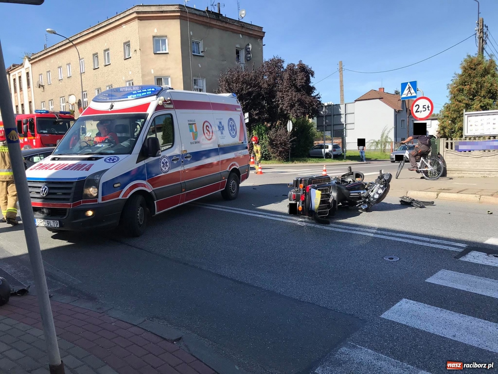 Zdjęcie w galerii na portalu naszraciborz.pl: Zderzenie motocykla z fordem na Głubczyckiej [FOTO] wiadomości z regionu