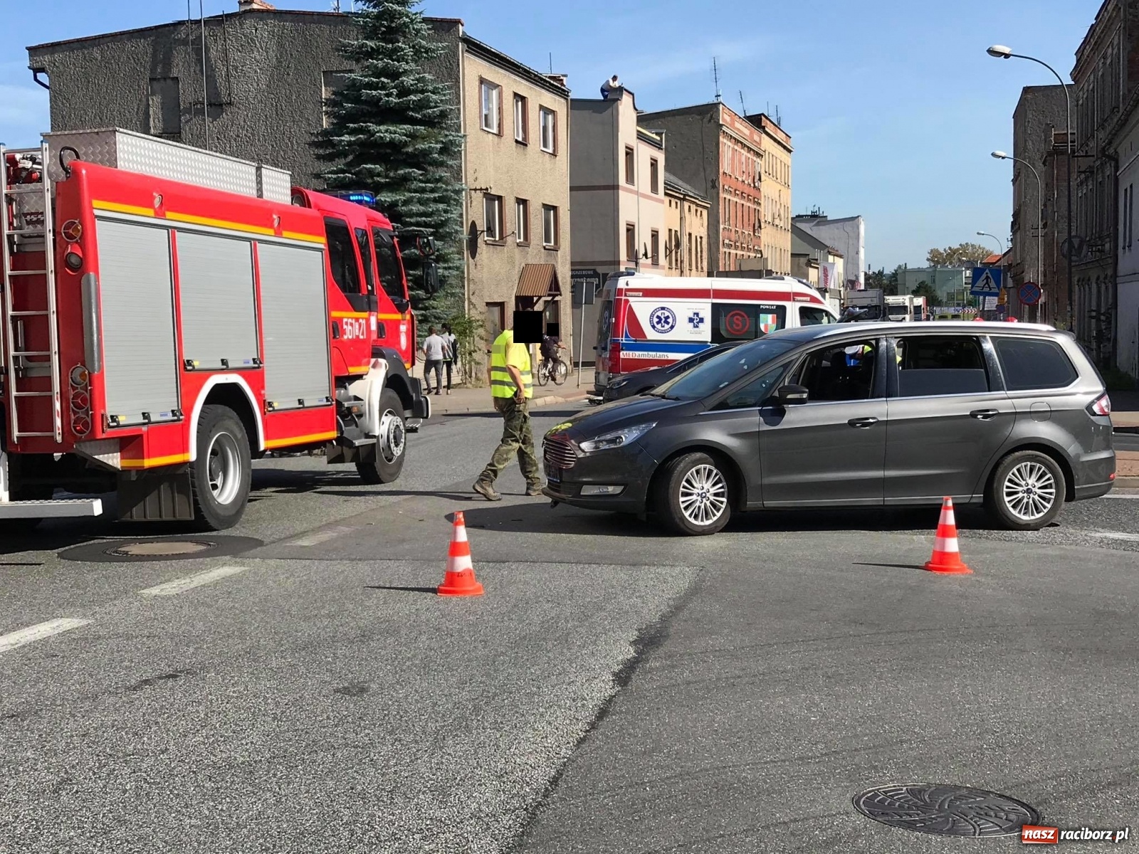Zdjęcie w galerii na portalu naszraciborz.pl: Zderzenie motocykla z fordem na Głubczyckiej [FOTO] wiadomości z regionu