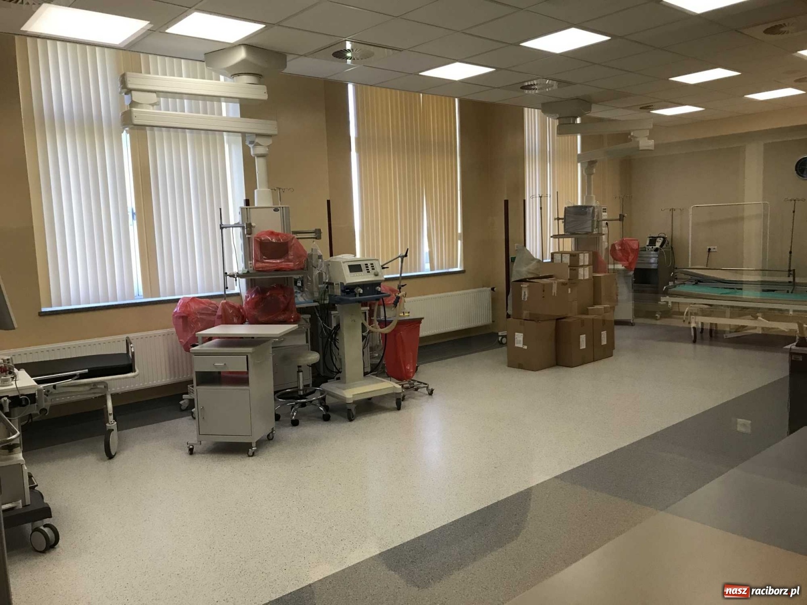 Zdjęcie w galerii na portalu naszraciborz.pl: Szpital w Raciborzu szykuje się na przyjęcia pacjentów niecovidowych. Najważniejsze informacje oraz WIDEO z przygotowanych sal wiadomości z regionu