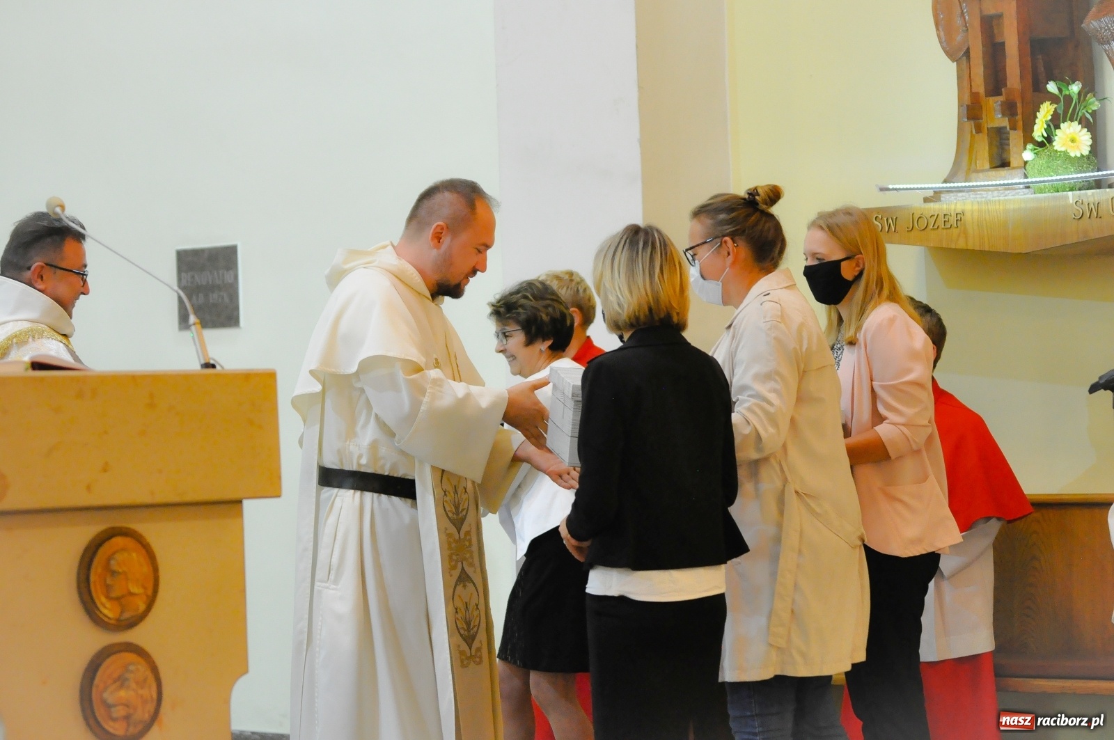Zdjęcie w galerii na portalu naszraciborz.pl: Dziękuję, że mogłem się od Was uczyć. Prymicje o. Adama Rokosza OP na Płoni [FOTO i WIDEO] wiadomości z regionu