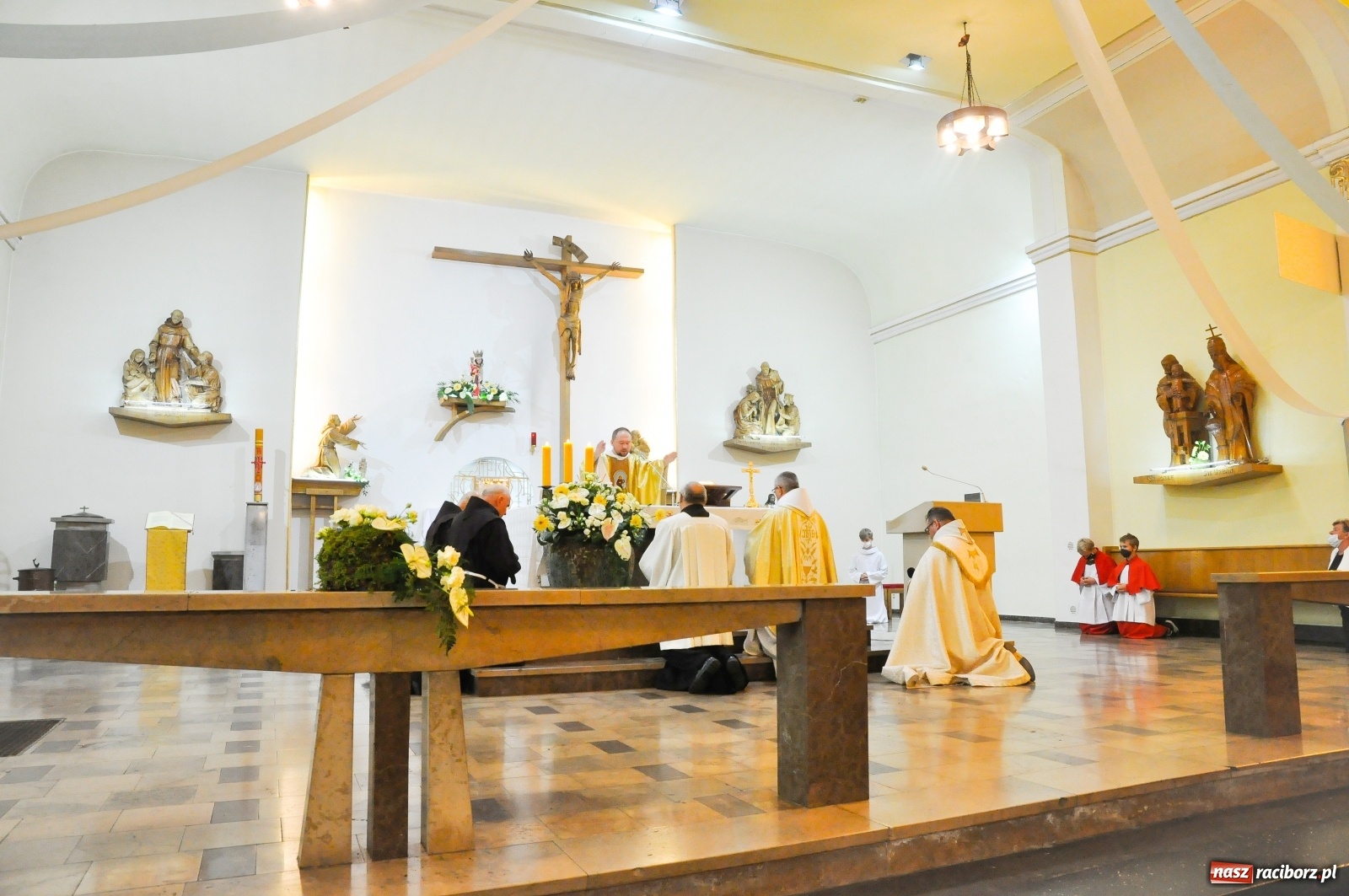 Zdjęcie w galerii na portalu naszraciborz.pl: Dziękuję, że mogłem się od Was uczyć. Prymicje o. Adama Rokosza OP na Płoni [FOTO i WIDEO] wiadomości z regionu