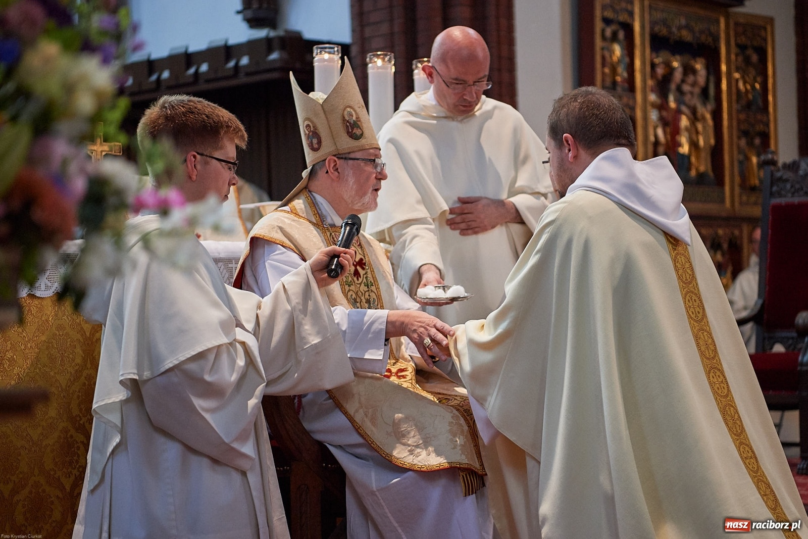 Zdjęcie w galerii na portalu naszraciborz.pl: Dziękuję, że mogłem się od Was uczyć. Prymicje o. Adama Rokosza OP na Płoni [FOTO i WIDEO] wiadomości z regionu