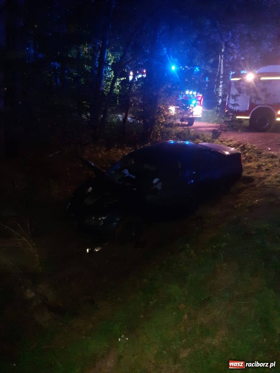 Zdjęcie w galerii na portalu naszraciborz.pl: W Rudach auto wypadło z drogi. Kierująca z czterema promilami alkoholu wiadomości z regionu