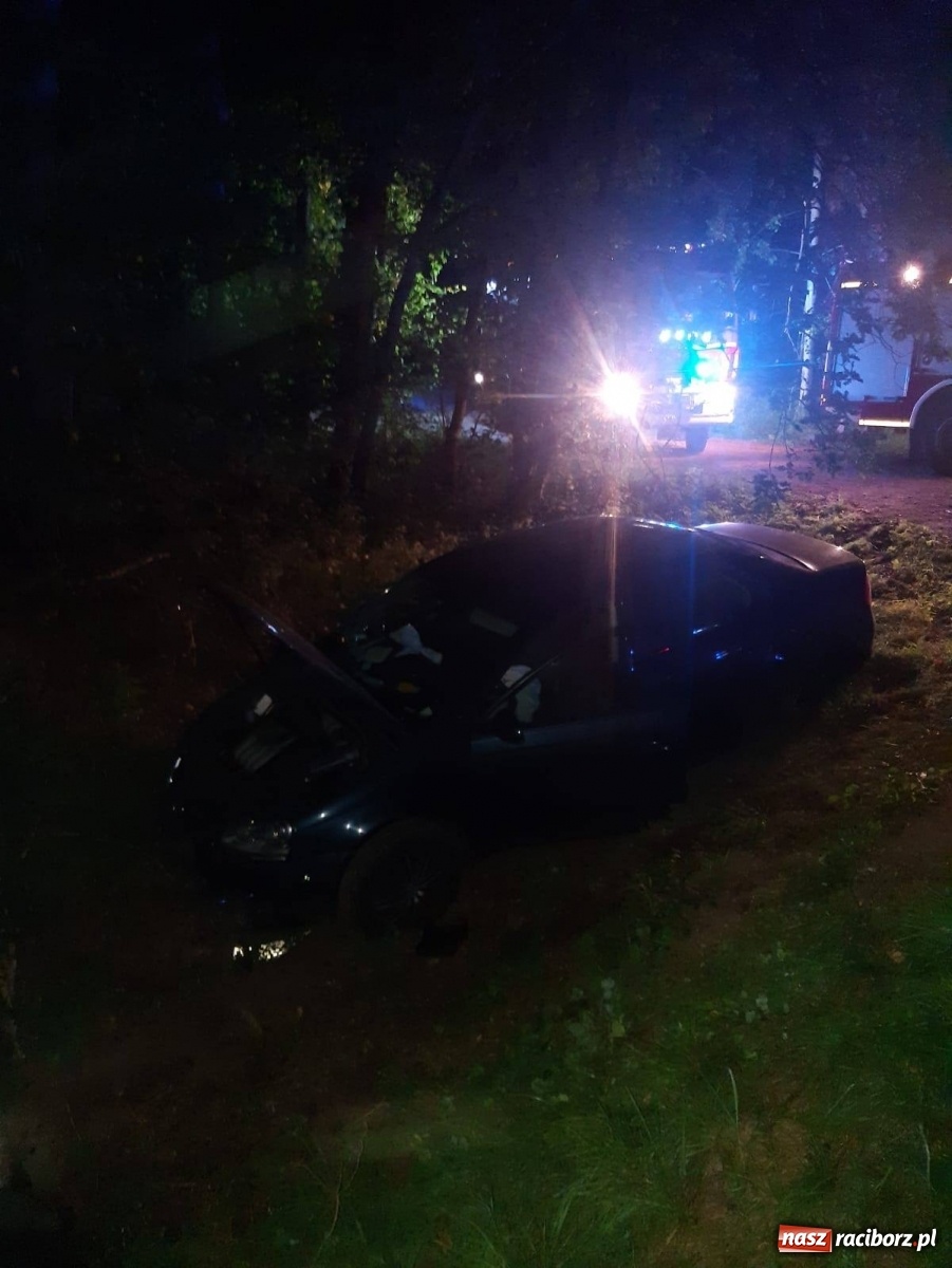 Zdjęcie w galerii na portalu naszraciborz.pl: W Rudach auto wypadło z drogi. Kierująca z czterema promilami alkoholu wiadomości z regionu