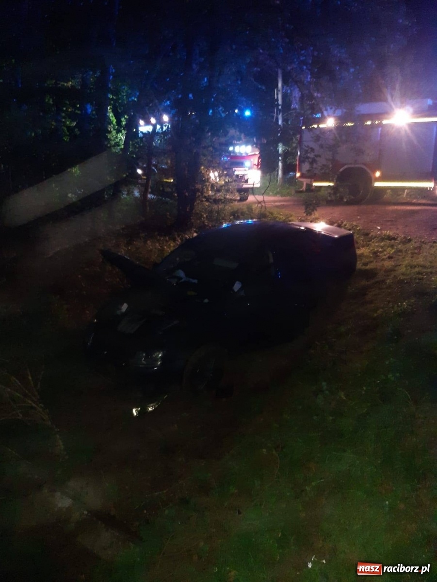 Zdjęcie w galerii na portalu naszraciborz.pl: W Rudach auto wypadło z drogi. Kierująca z czterema promilami alkoholu wiadomości z regionu