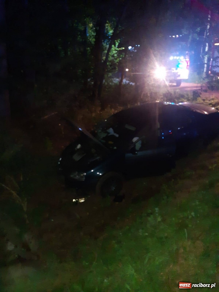 Zdjęcie w galerii na portalu naszraciborz.pl: W Rudach auto wypadło z drogi. Kierująca z czterema promilami alkoholu wiadomości z regionu