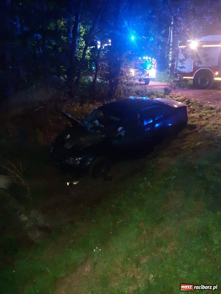 Zdjęcie w galerii na portalu naszraciborz.pl: W Rudach auto wypadło z drogi. Kierująca z czterema promilami alkoholu wiadomości z regionu