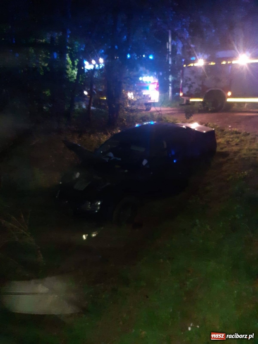 Zdjęcie w galerii na portalu naszraciborz.pl: W Rudach auto wypadło z drogi. Kierująca z czterema promilami alkoholu wiadomości z regionu