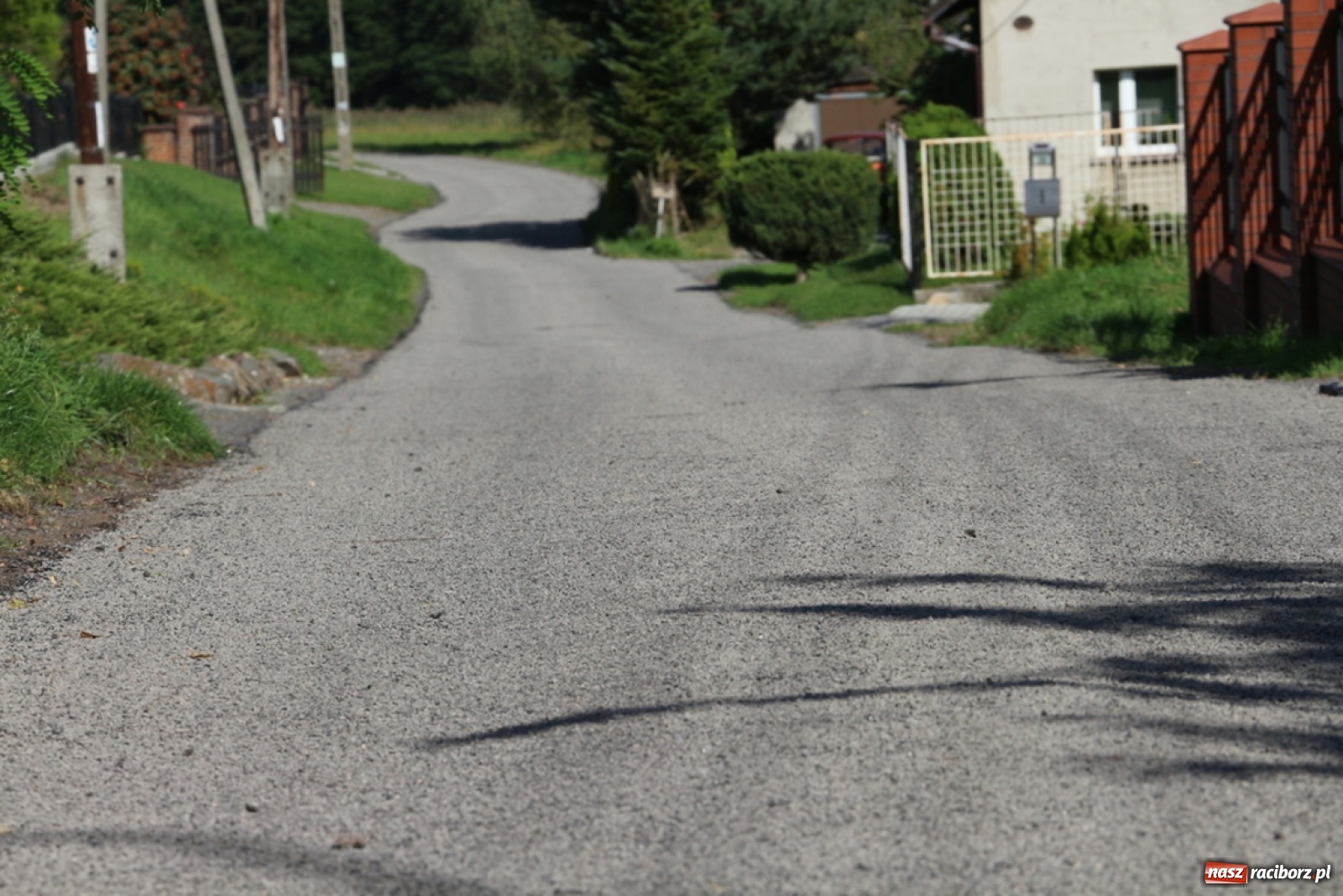 Zdjęcie w galerii na portalu naszraciborz.pl: Gmina Kornowac przedłuża żywotność dróg wiadomości z regionu