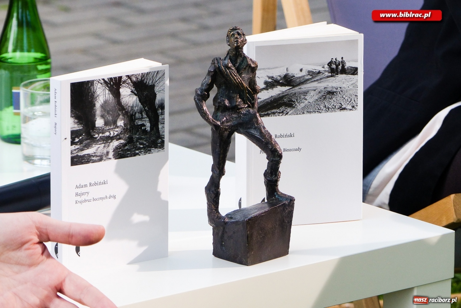 Zdjęcie w galerii na portalu naszraciborz.pl: Krajobraz bocznych dróg. Adam Robiński gościem biblioteki [FOTO] wiadomości z regionu