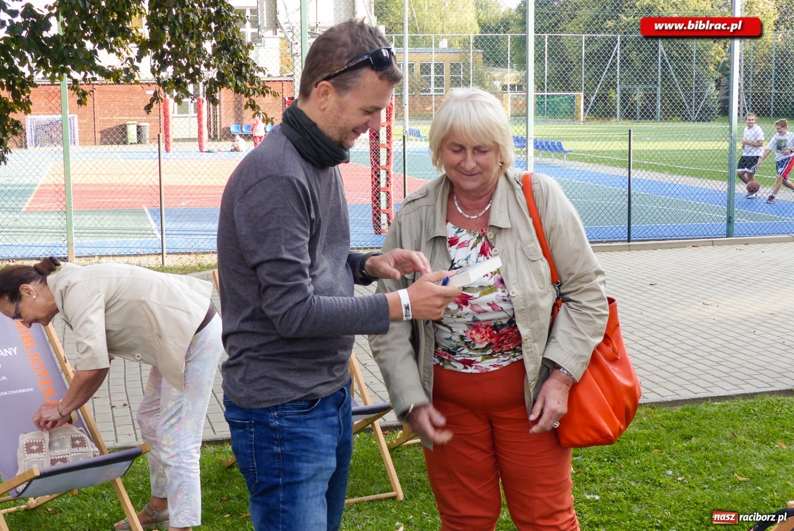Zdjęcie w galerii na portalu naszraciborz.pl: Krajobraz bocznych dróg. Adam Robiński gościem biblioteki [FOTO] wiadomości z regionu