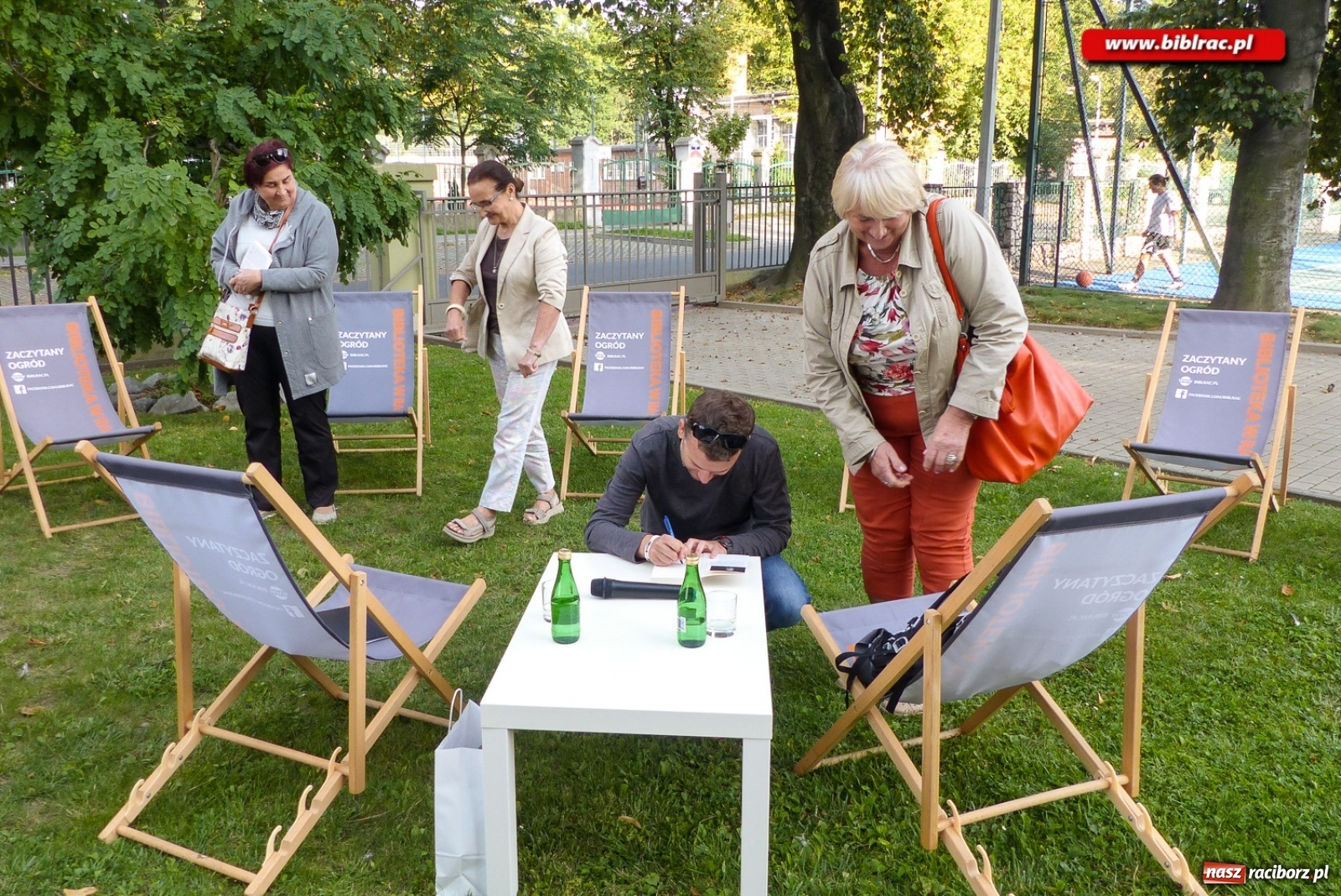 Zdjęcie w galerii na portalu naszraciborz.pl: Krajobraz bocznych dróg. Adam Robiński gościem biblioteki [FOTO] wiadomości z regionu