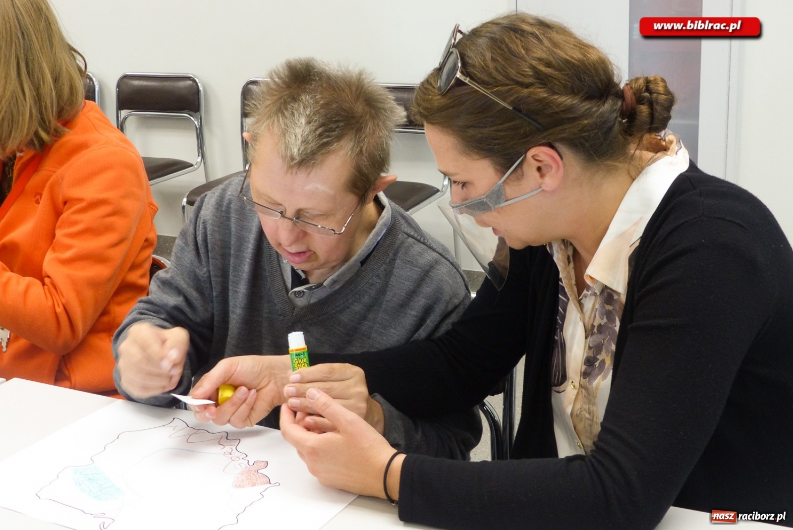 Zdjęcie w galerii na portalu naszraciborz.pl: Podopieczni Stowarzyszenia DOM z wizytą w raciborskiej bibliotece wiadomości z regionu