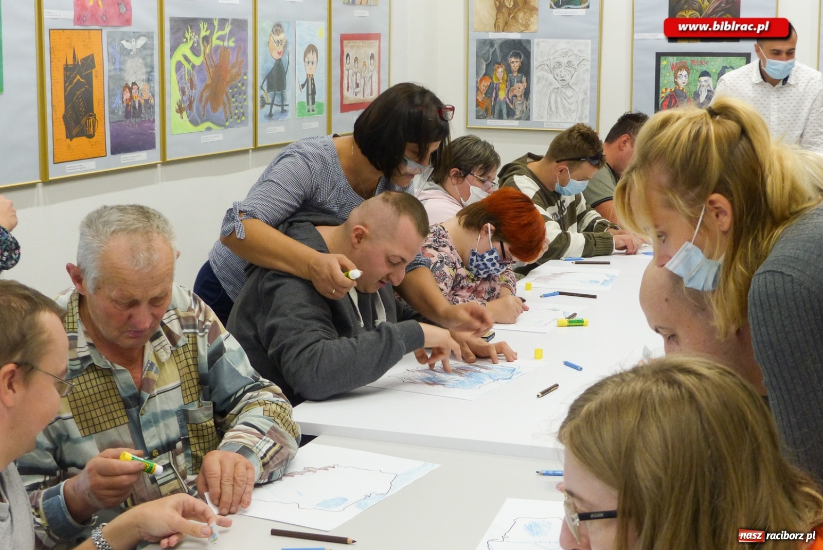Zdjęcie w galerii na portalu naszraciborz.pl: Podopieczni Stowarzyszenia DOM z wizytą w raciborskiej bibliotece wiadomości z regionu