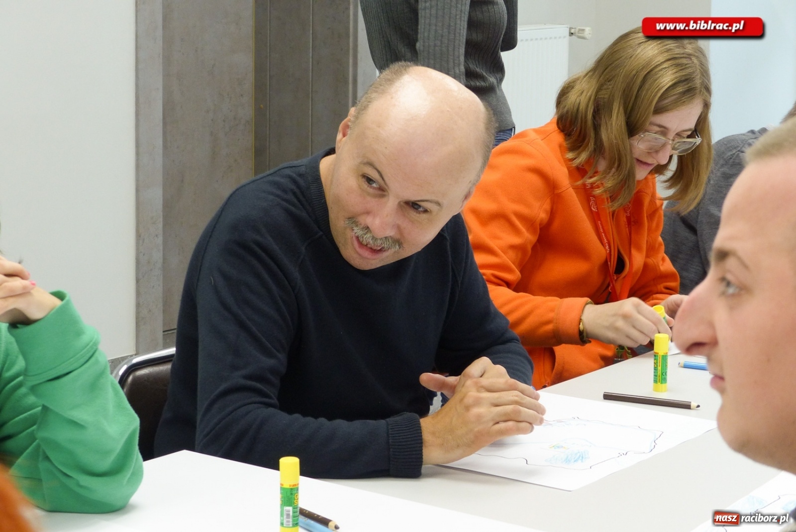 Zdjęcie w galerii na portalu naszraciborz.pl: Podopieczni Stowarzyszenia DOM z wizytą w raciborskiej bibliotece wiadomości z regionu