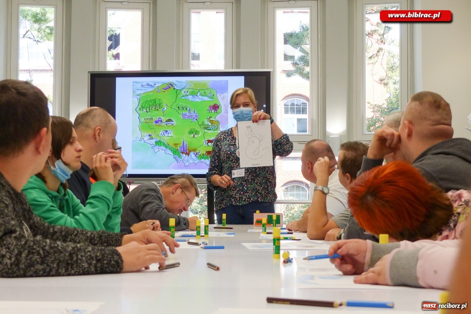 Zdjęcie w galerii na portalu naszraciborz.pl: Podopieczni Stowarzyszenia DOM z wizytą w raciborskiej bibliotece wiadomości z regionu