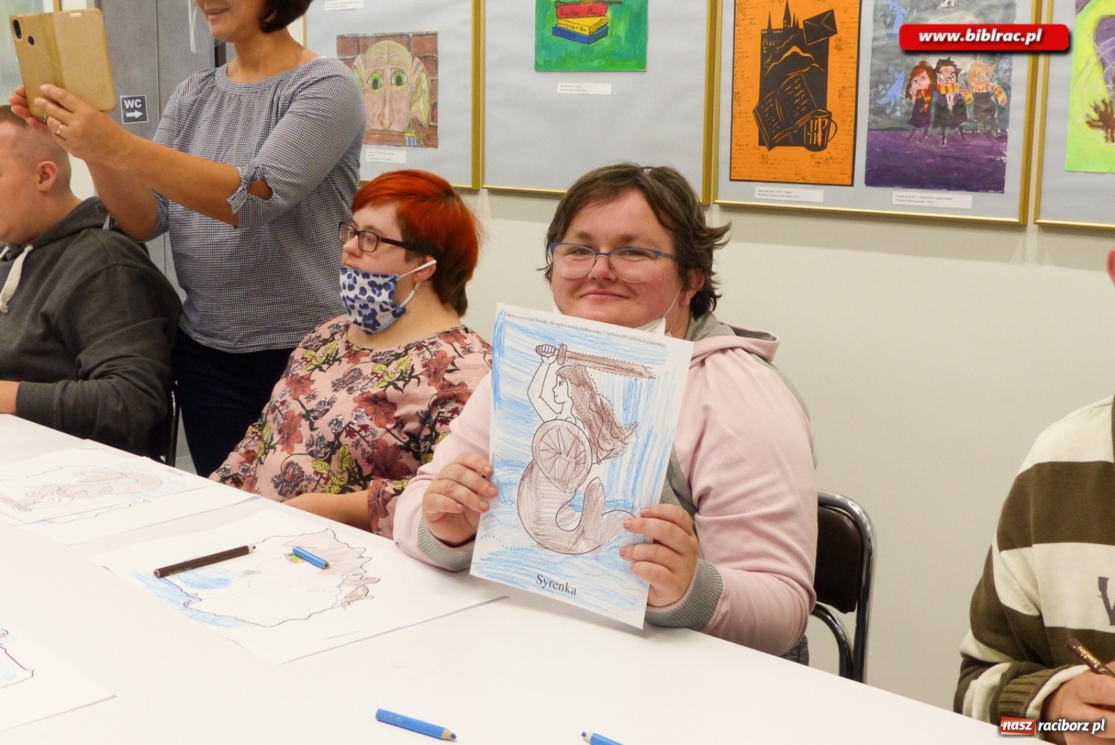 Zdjęcie w galerii na portalu naszraciborz.pl: Podopieczni Stowarzyszenia DOM z wizytą w raciborskiej bibliotece wiadomości z regionu