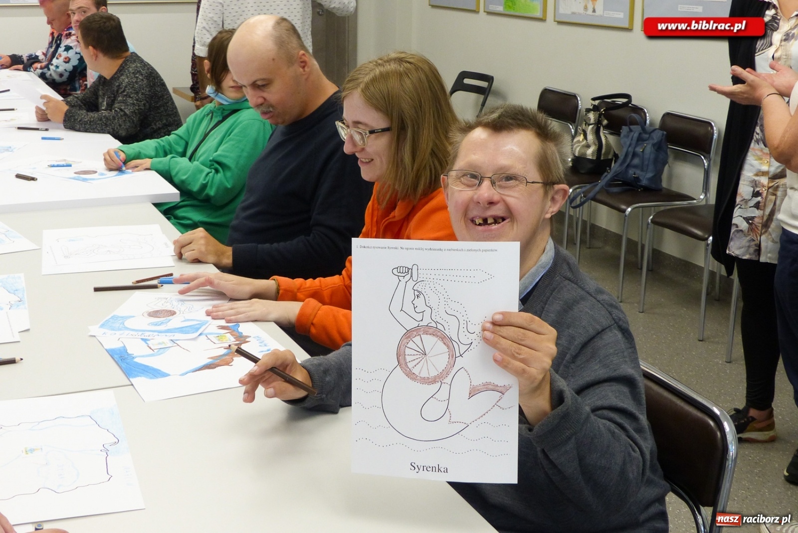 Zdjęcie w galerii na portalu naszraciborz.pl: Podopieczni Stowarzyszenia DOM z wizytą w raciborskiej bibliotece wiadomości z regionu