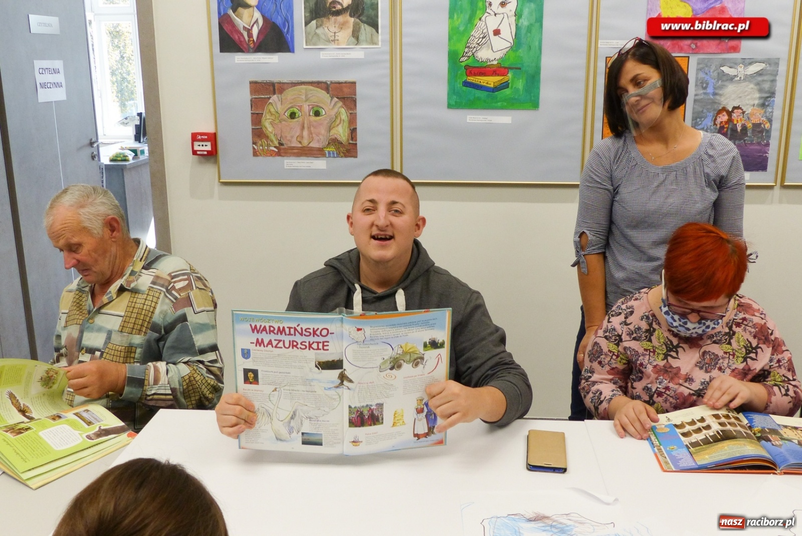 Zdjęcie w galerii na portalu naszraciborz.pl: Podopieczni Stowarzyszenia DOM z wizytą w raciborskiej bibliotece wiadomości z regionu